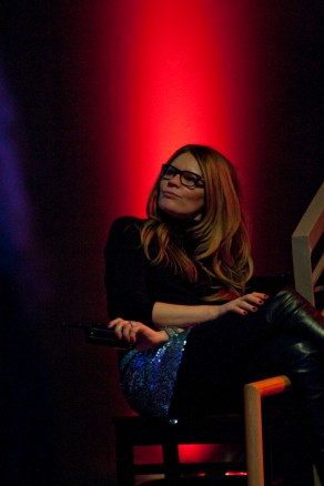 Dimagiba_20111223_GirlWalk_196